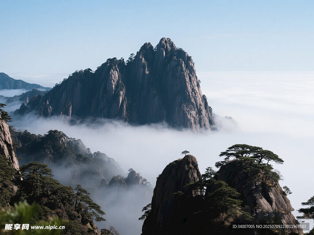 黃山云海中的壯麗山峰