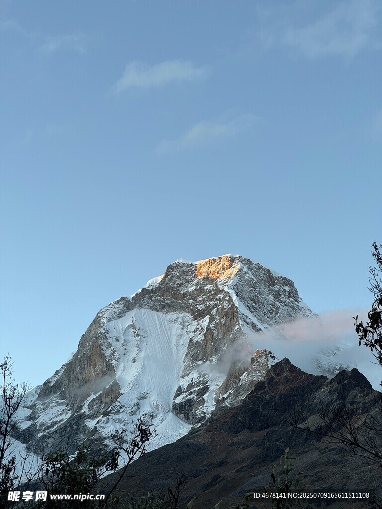 巍峨雪山壯麗景觀