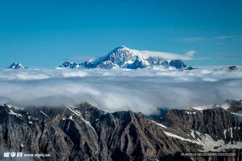 巍峨雪山云海壯麗景觀