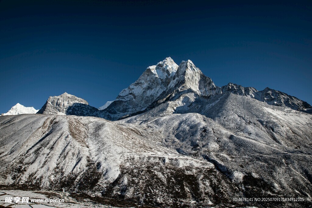 巍峨雪山壯麗景觀