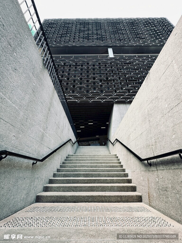 現(xiàn)代建筑中的階梯通道