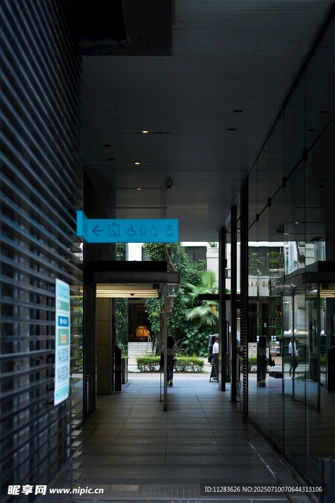 現(xiàn)代建筑內(nèi)的幽靜走廊