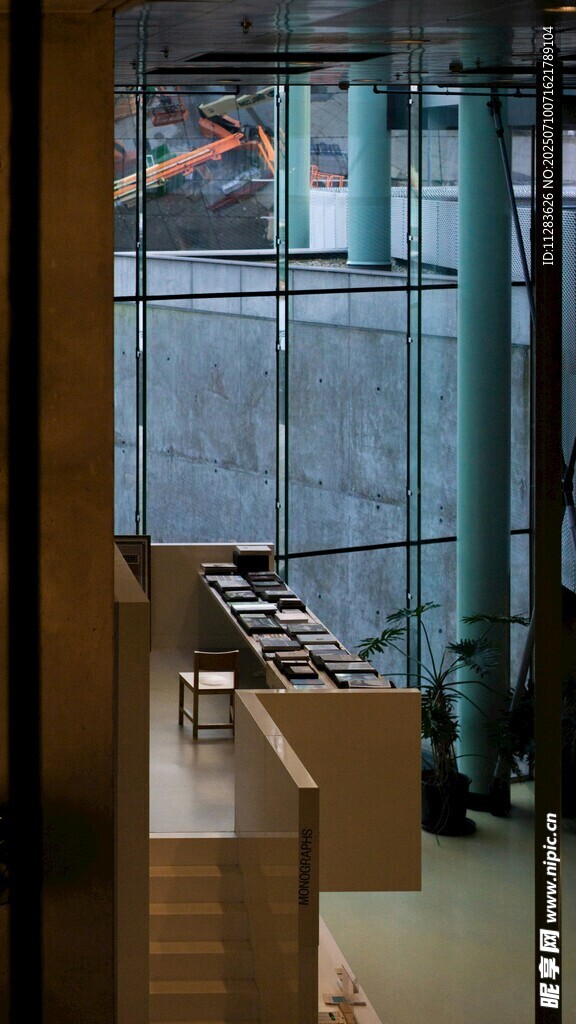 室內(nèi)窗邊辦公場景