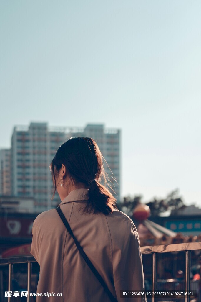 女子背身眺望遠(yuǎn)方建筑
