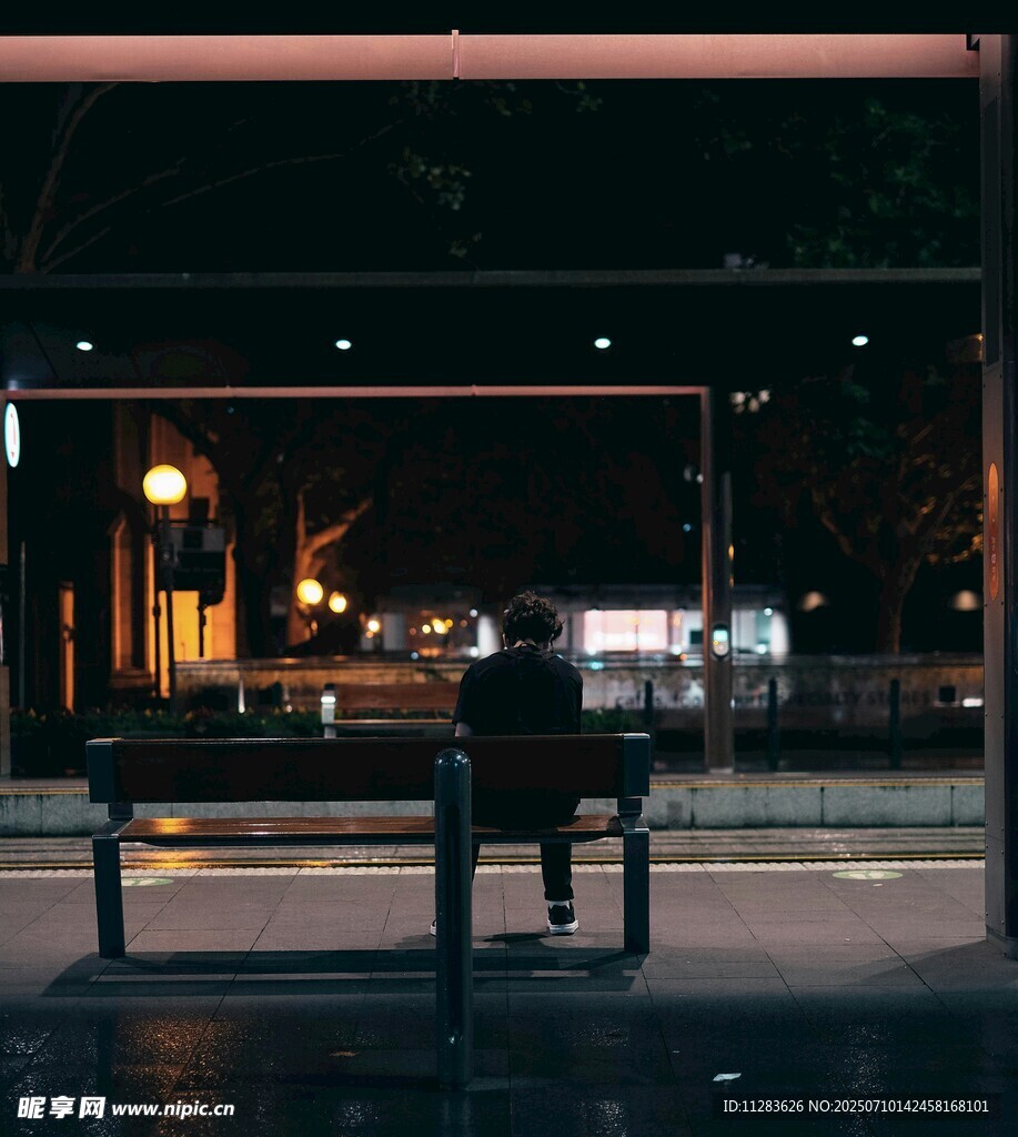 夜晚公交站孤獨等待的人