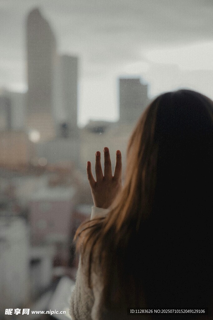 女孩眺望城市背影