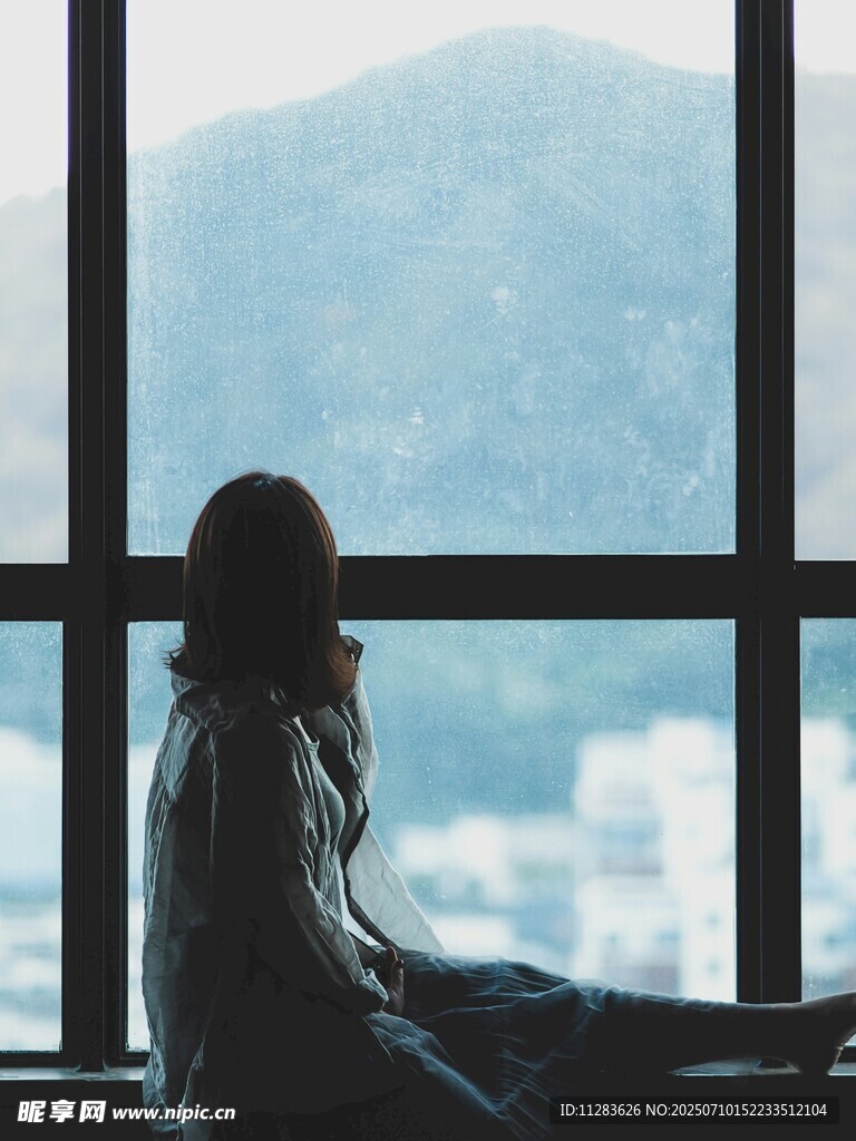 窗邊獨(dú)坐的沉思身影