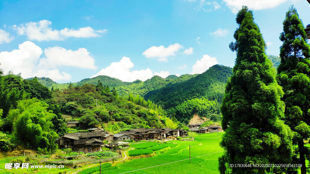 青山綠野間的美麗風(fēng)光