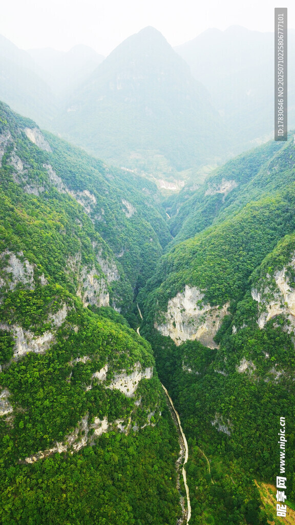 山巒疊翠的壯美山谷景色
