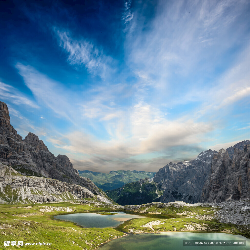 高山湖畔美景