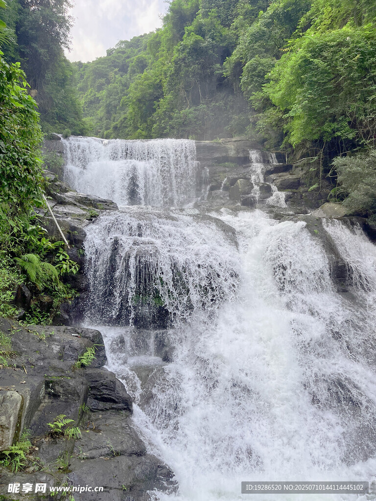 山間瀑布美景