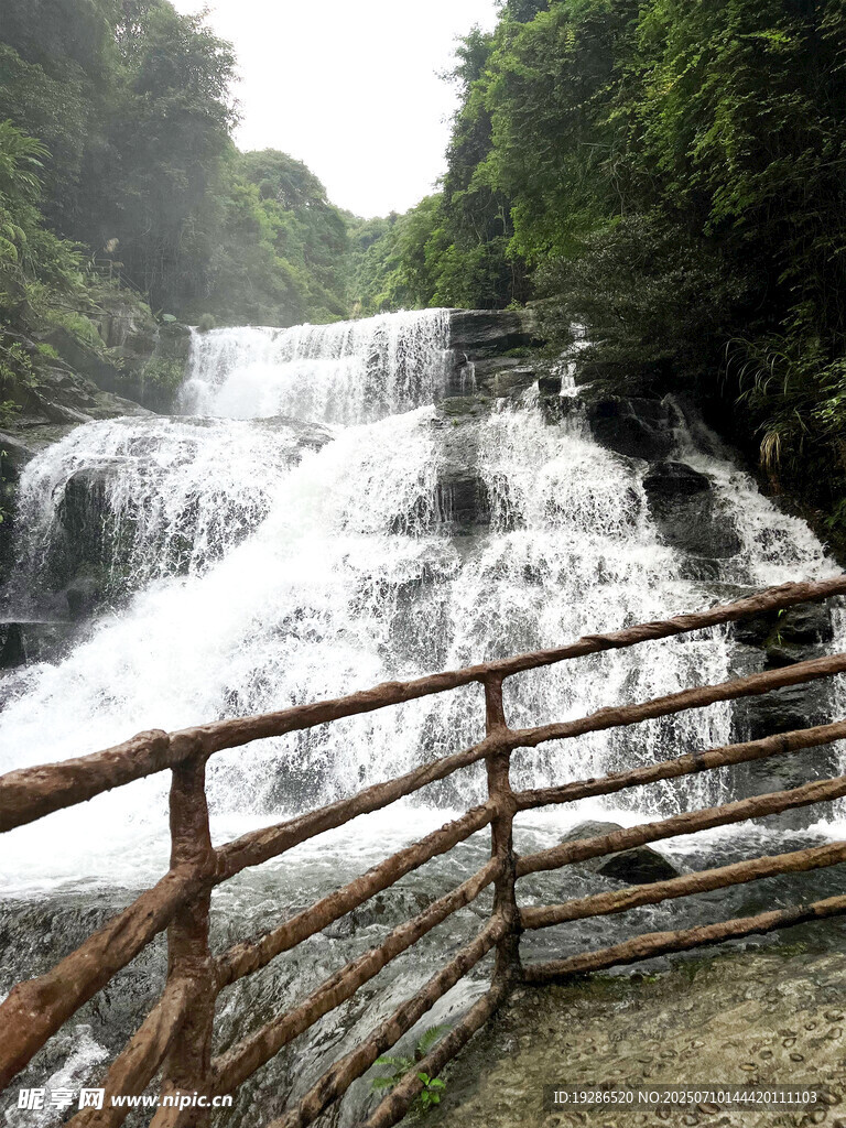 山間瀑布