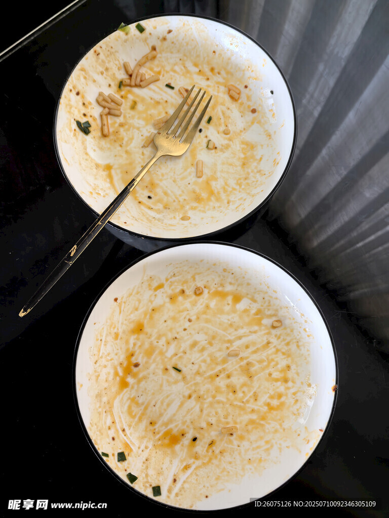 食物吃光待清洗的盤子