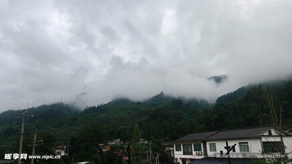 山間云霧繚繞的村落景色