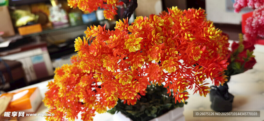 仿真鮮艷橙花盆栽展示