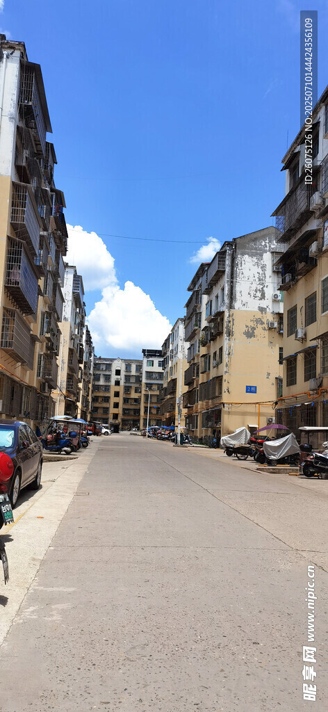 老舊小區(qū)內(nèi)道路兩旁的建筑景觀
