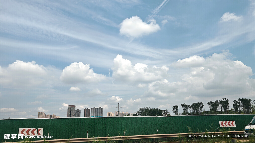 城市天際線與藍(lán)天白云景觀