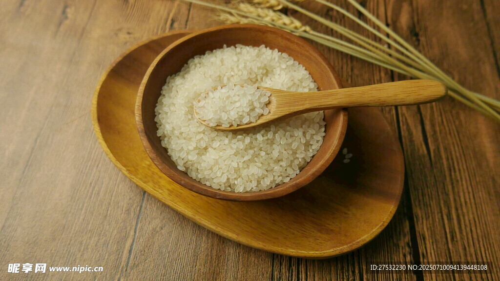 木盤上的一碗白米與麥穗