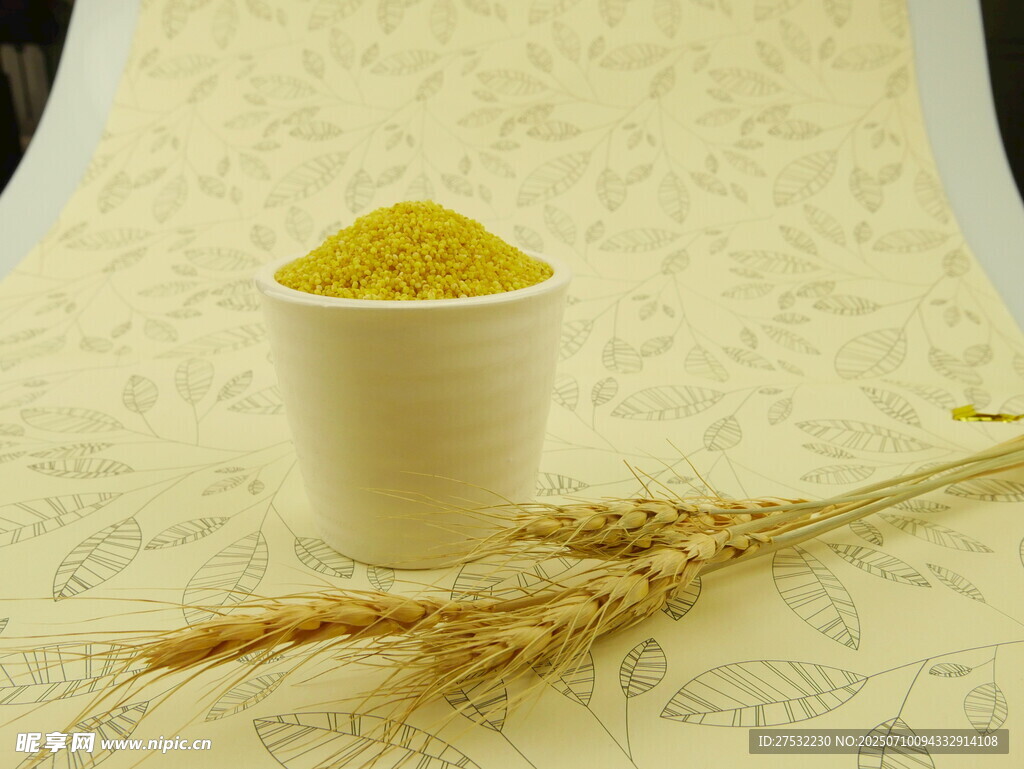 小麥粉與麥穗的質(zhì)樸組合