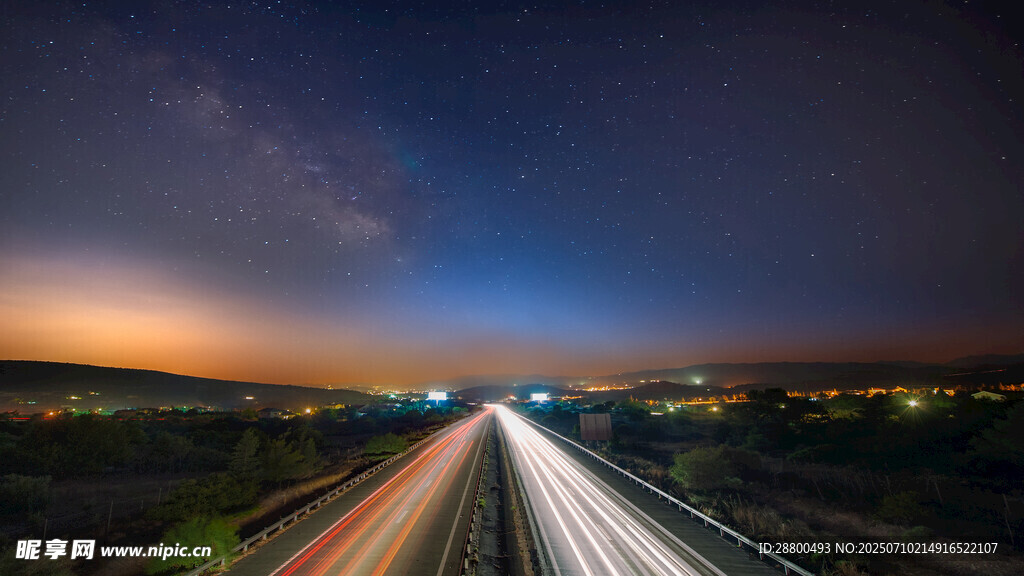 公路夜景車流燈光軌跡