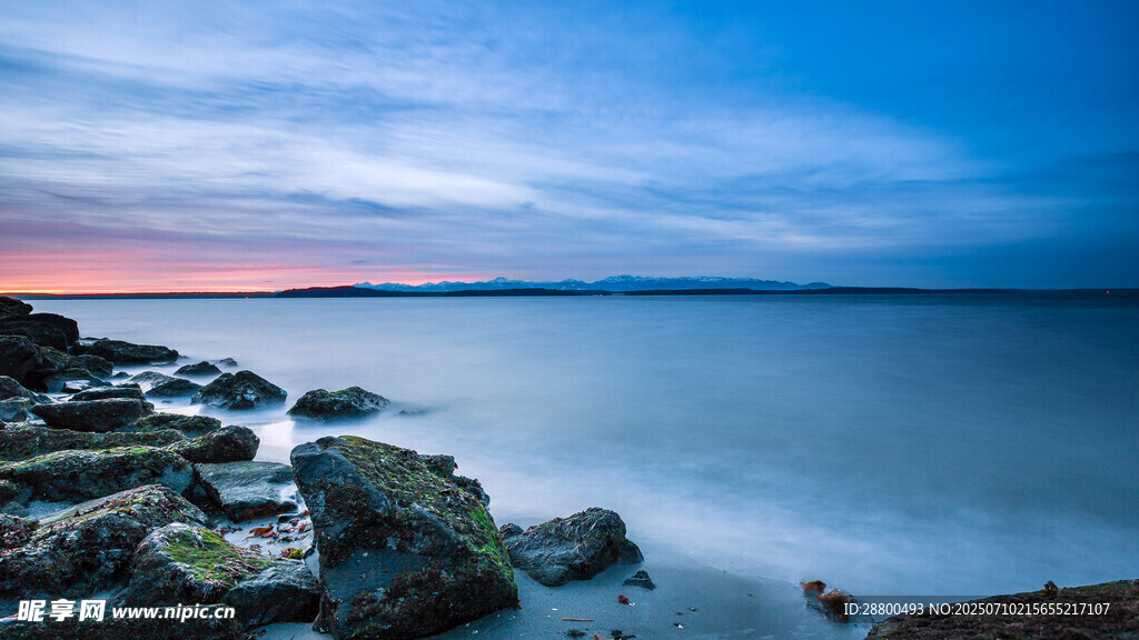 海邊暮色中的礁石美景