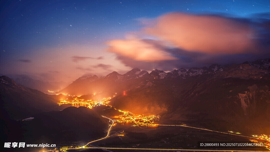 壯麗山間夜景燈火閃爍