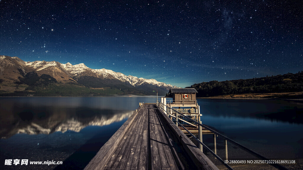 湖畔棧橋夜景星空倒影
