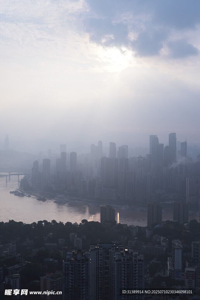 霧中城市天際線景觀