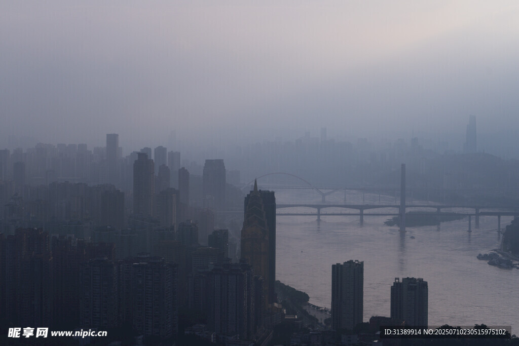 霧中城市景觀