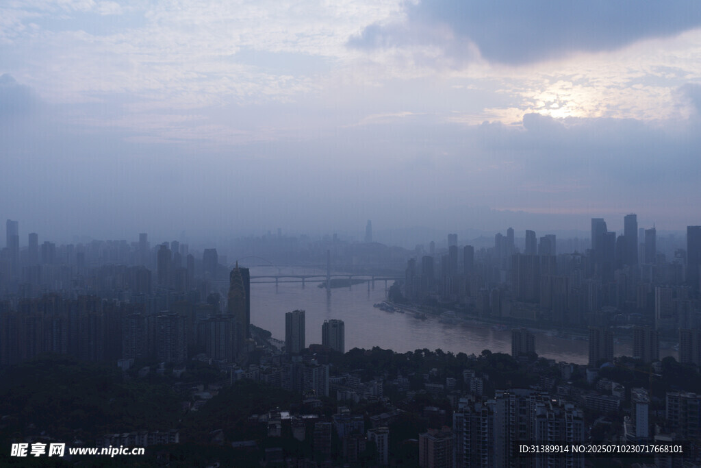 霧中都市江景