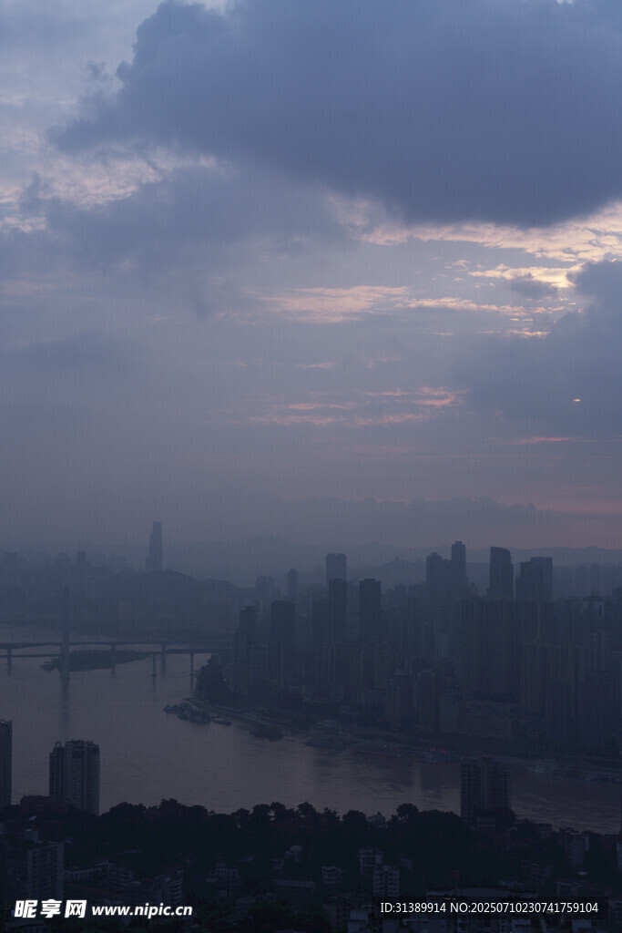 城市江畔黃昏朦朧景致