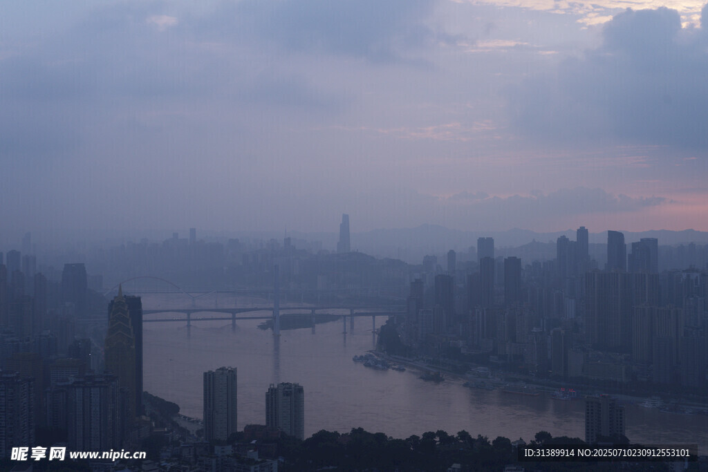 霧中城市江景