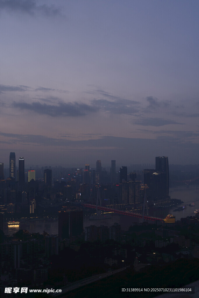 黃昏下的城市天際線景觀