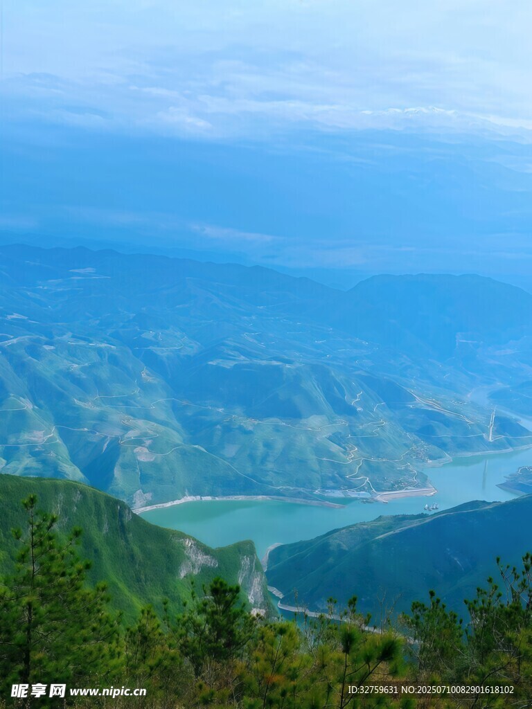 壯麗山河間的蜿蜒河流