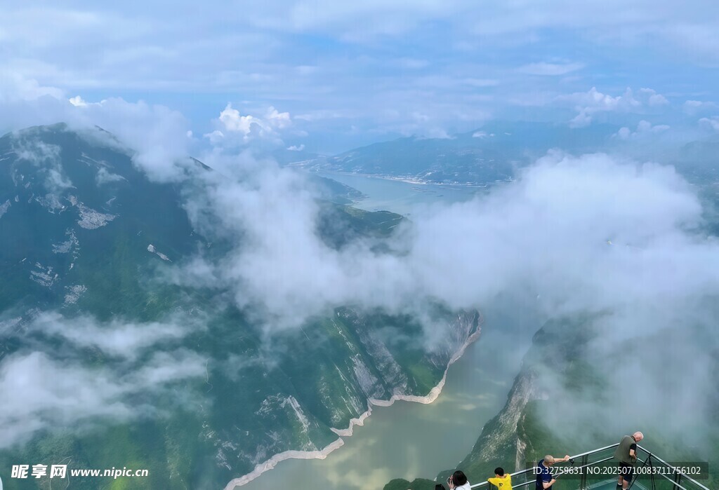 俯瞰云海中的壯麗山川