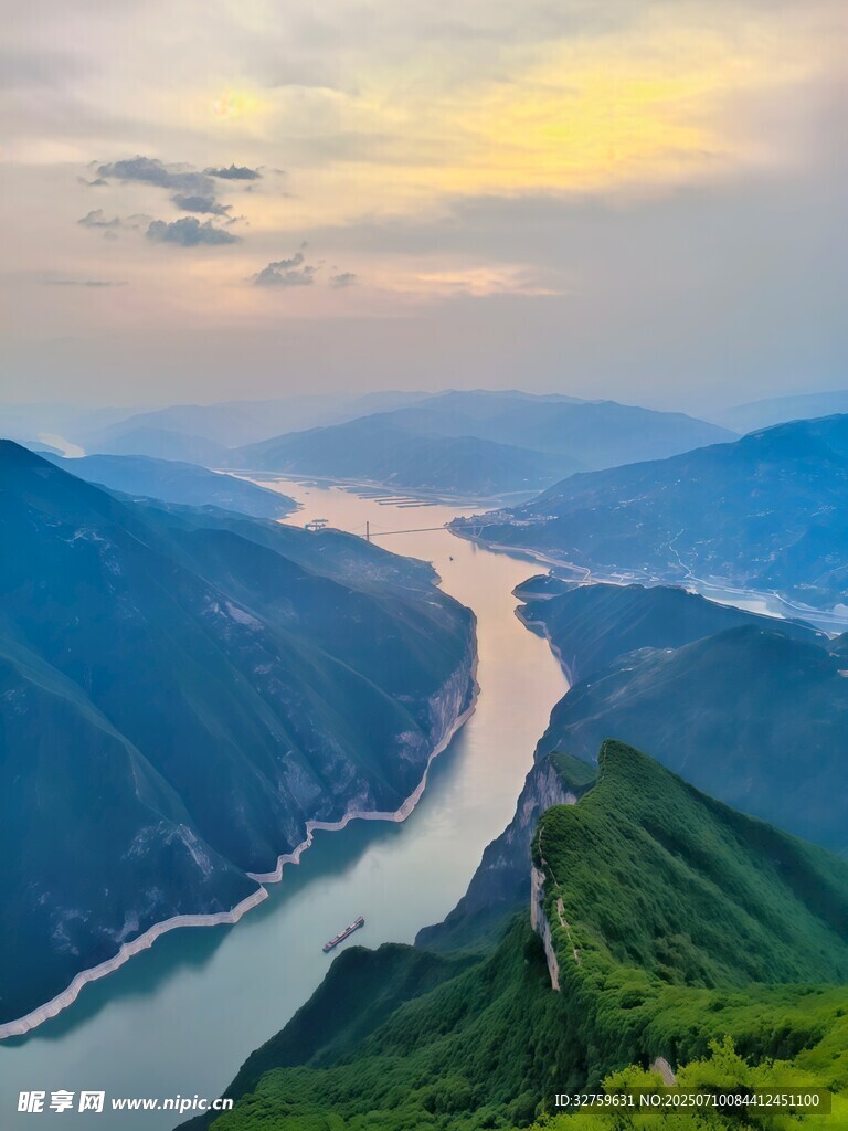 壯麗山河間的蜿蜒河流