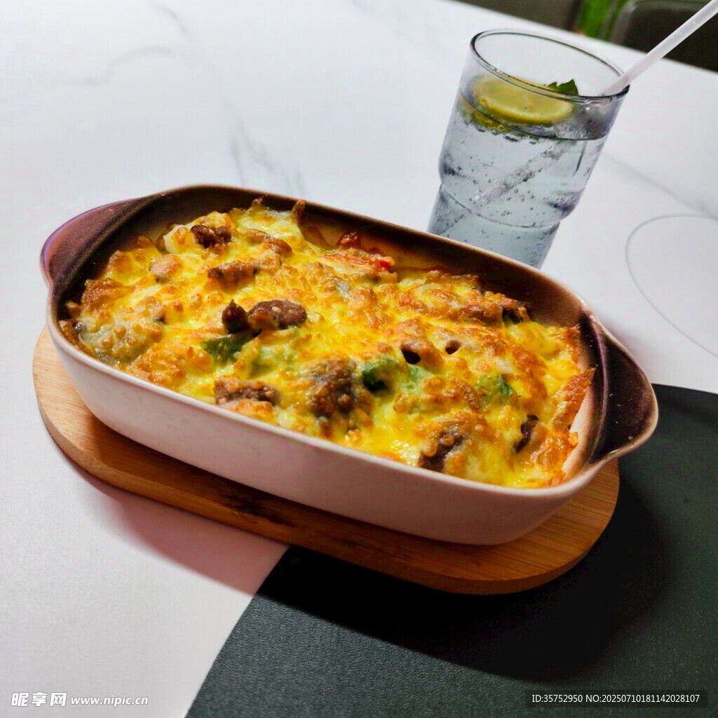 美味黑椒牛肉焗飯配飲品凍檸七