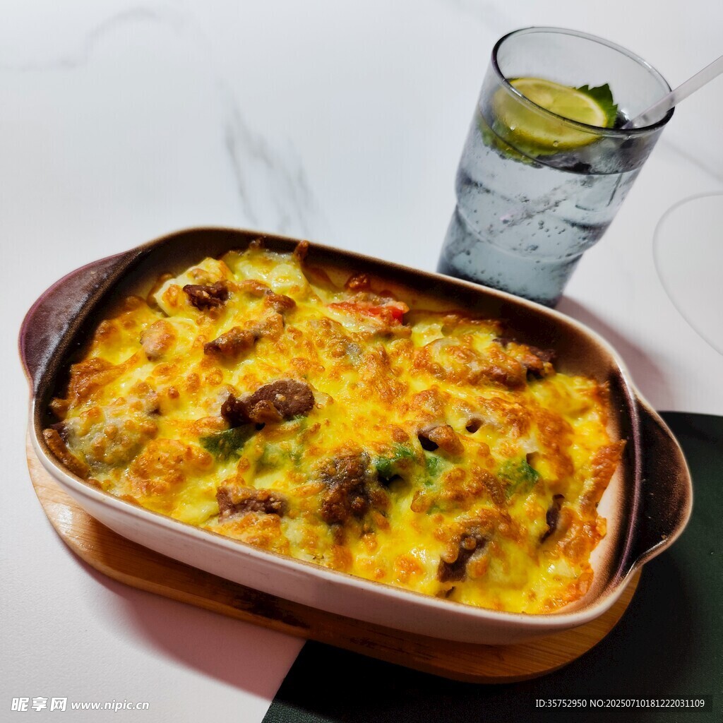 黑椒牛肉焗飯與飲品凍檸七