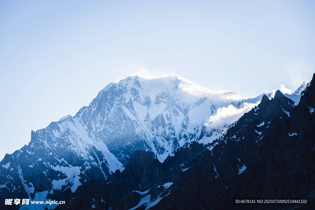 巍峨雪山壯麗景致