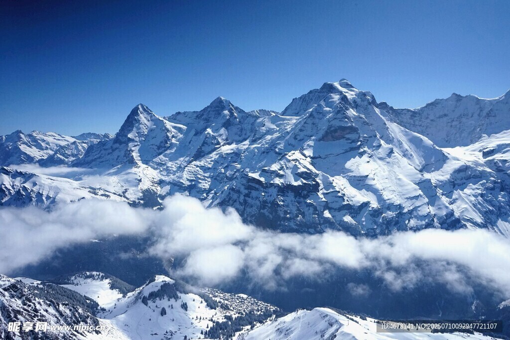 壯麗雪山云海景觀
