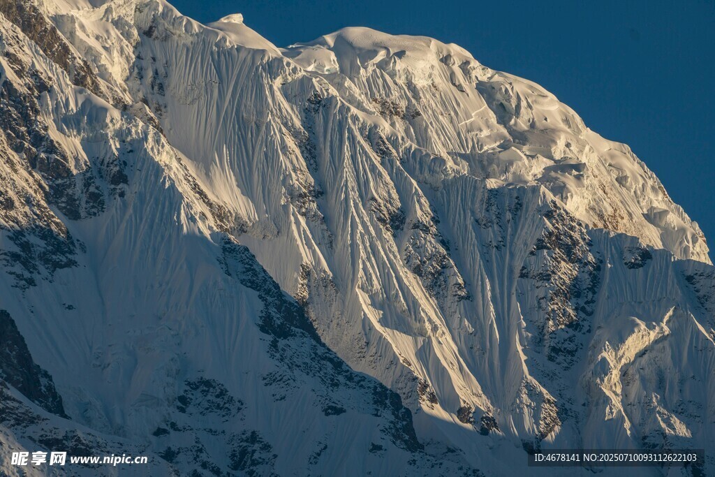 巍峨雪山壯麗景致