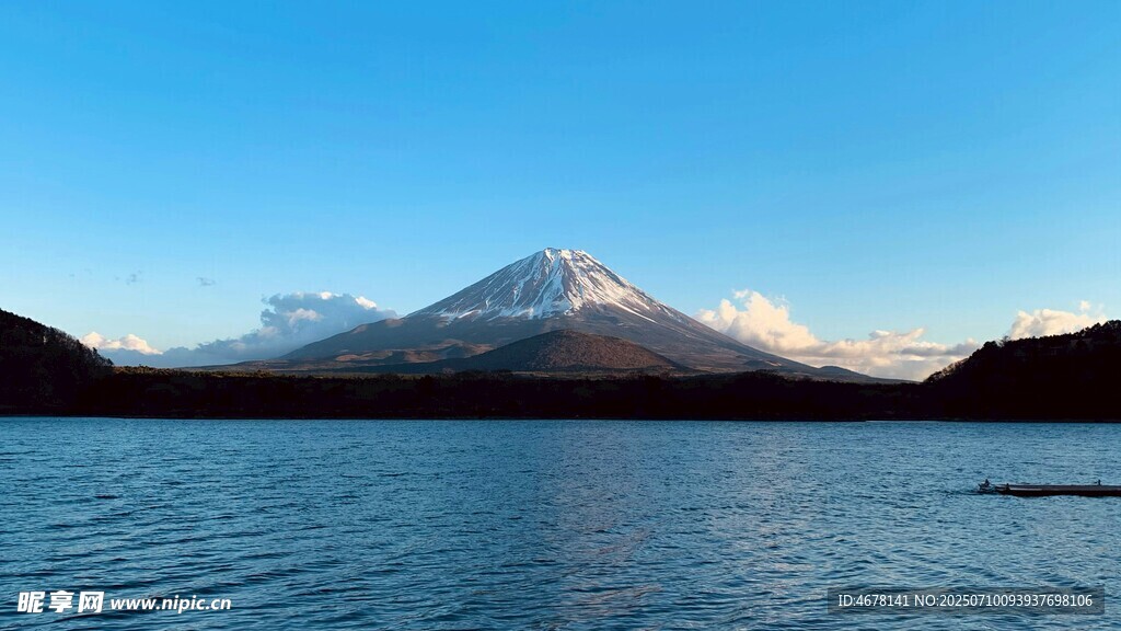富士山下的靜謐湖景
