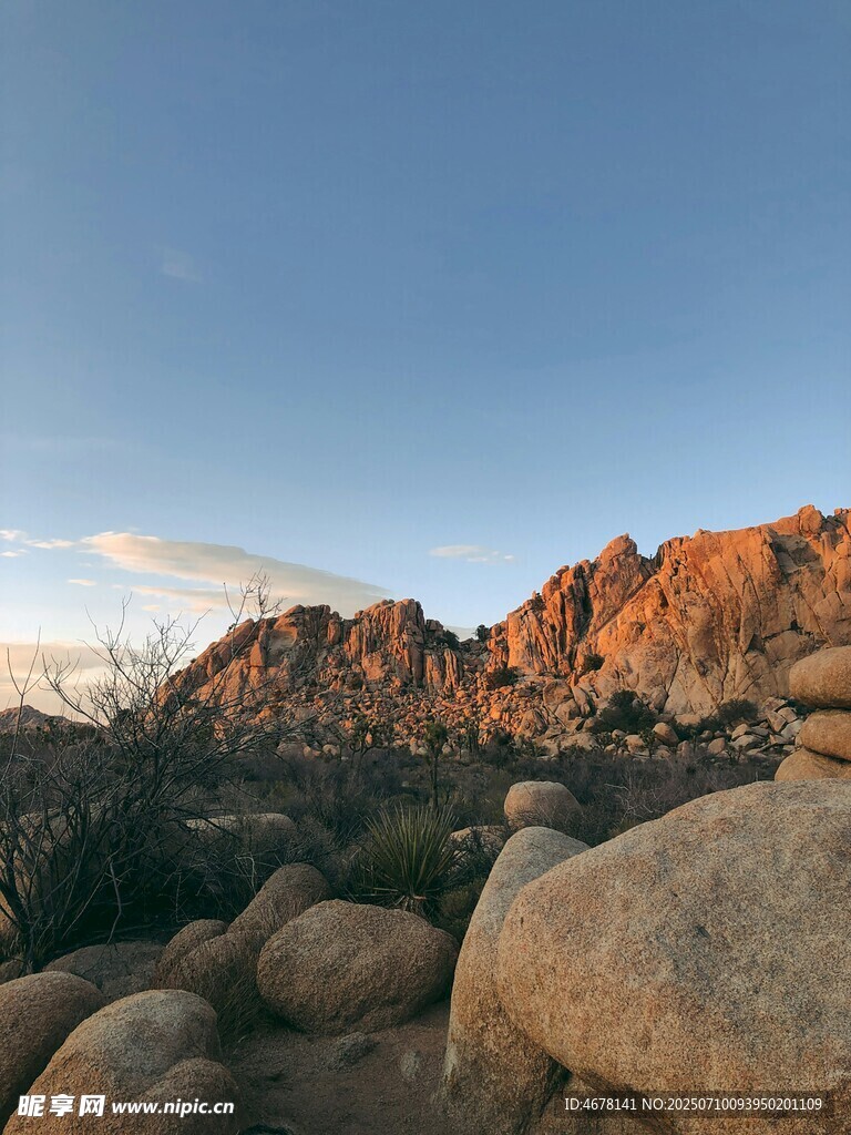 夕陽下的巖石景觀