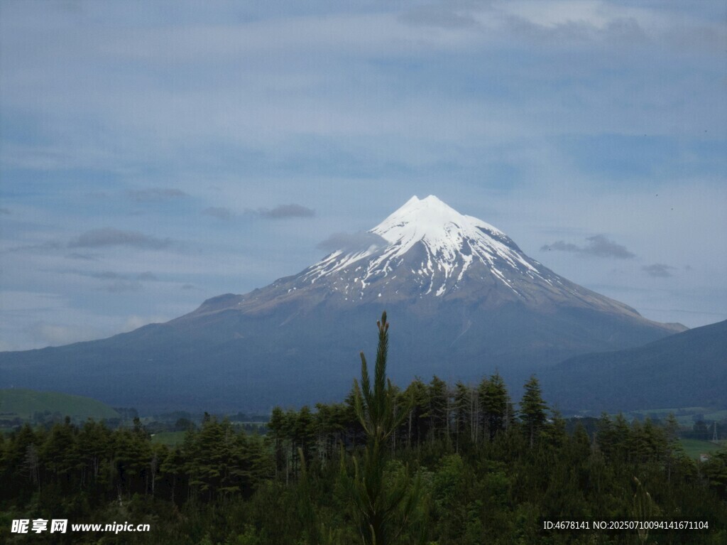 巍峨雪山與蔥郁植被景觀