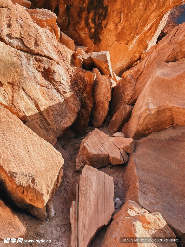 紅色嶙峋巖石景觀