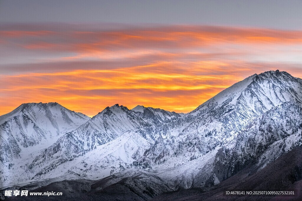 雪山壯麗日出美景