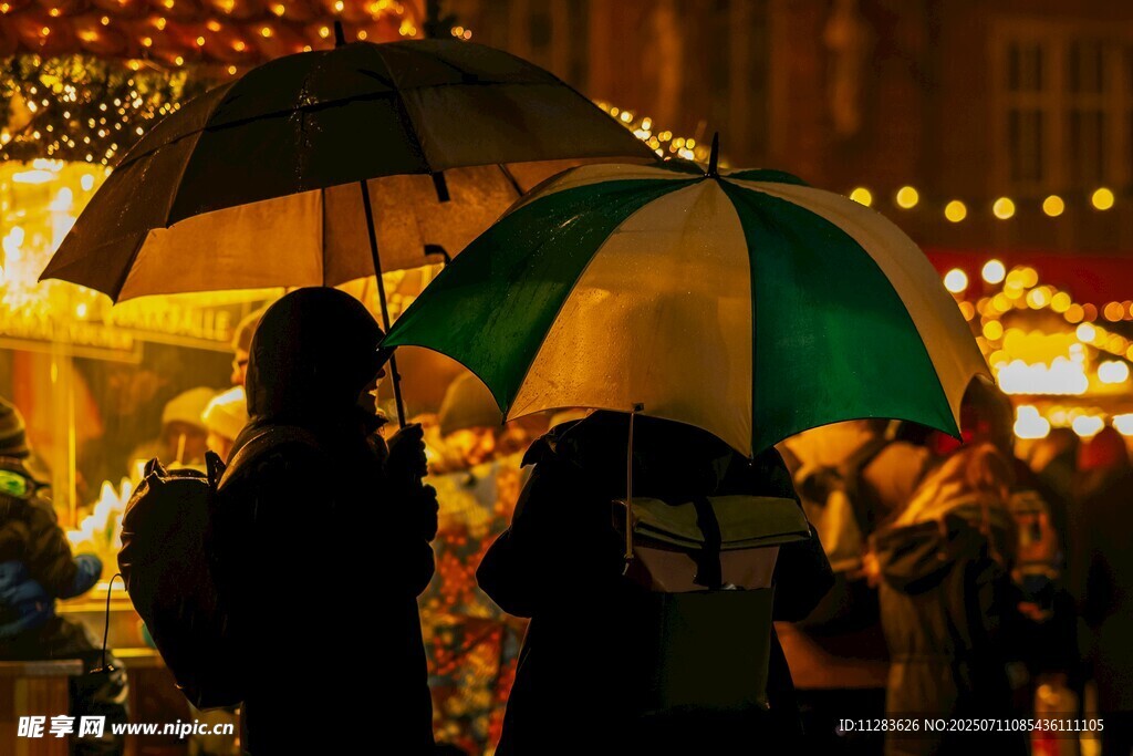 雨夜集市中的撐傘人群