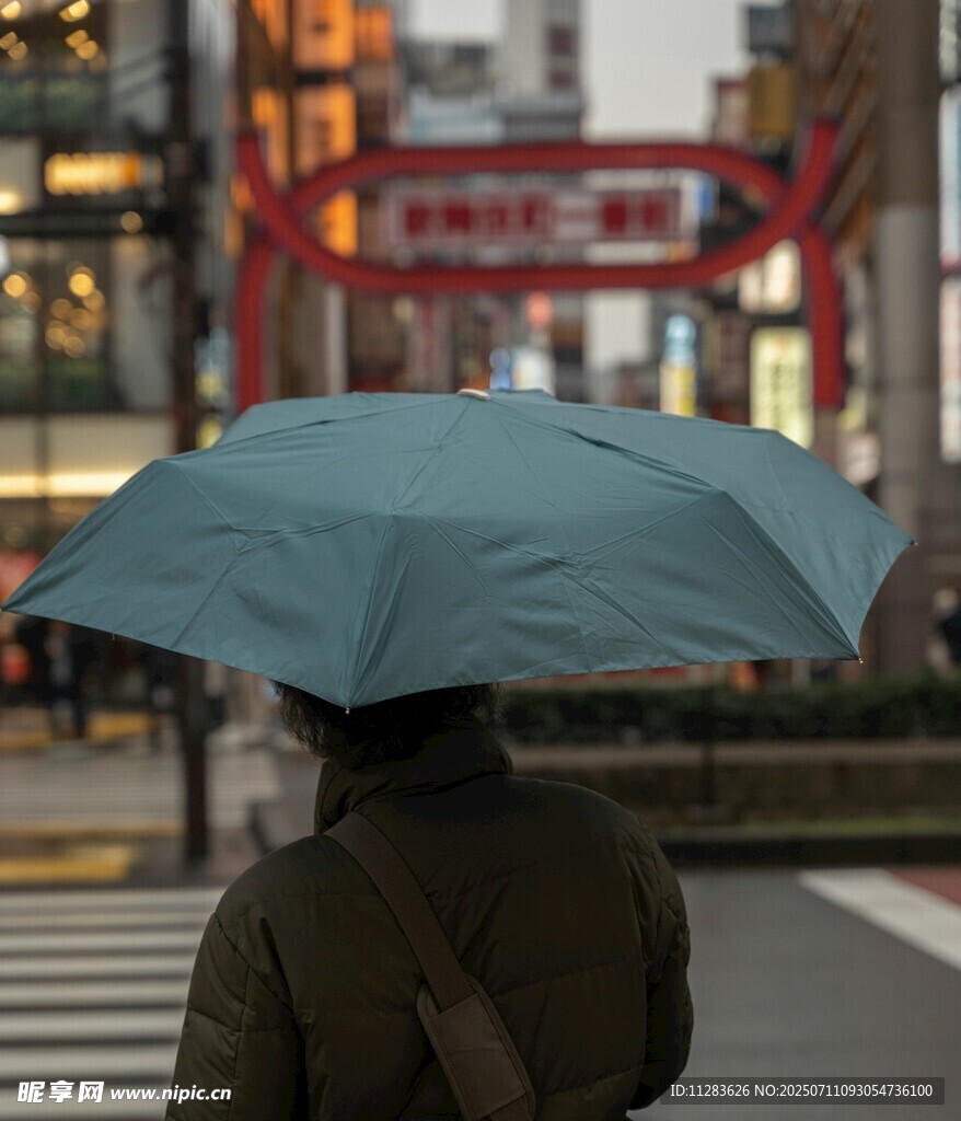 雨中行人撐傘漫步街頭