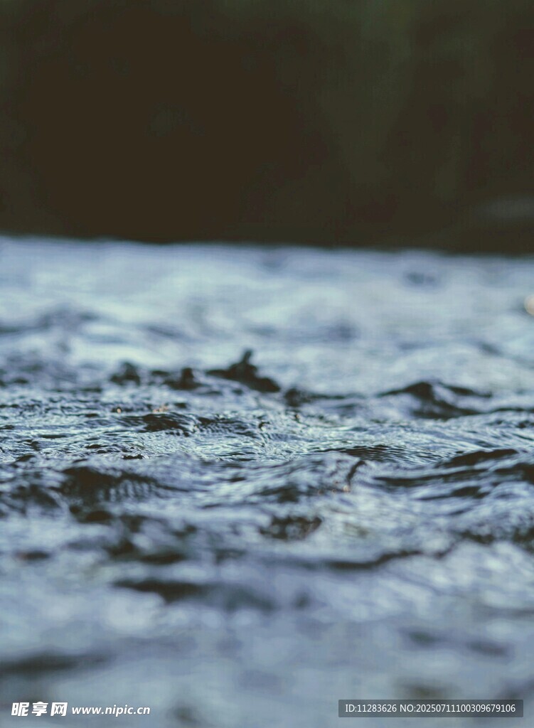 潺潺流水的自然景象
