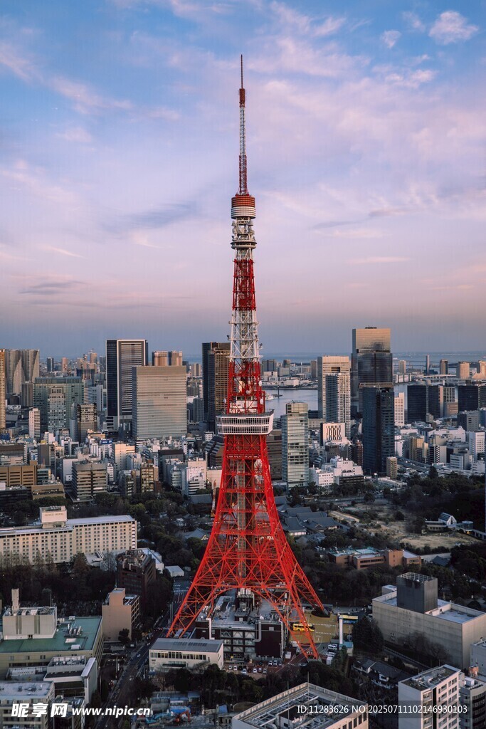 東京塔下的城市天際線